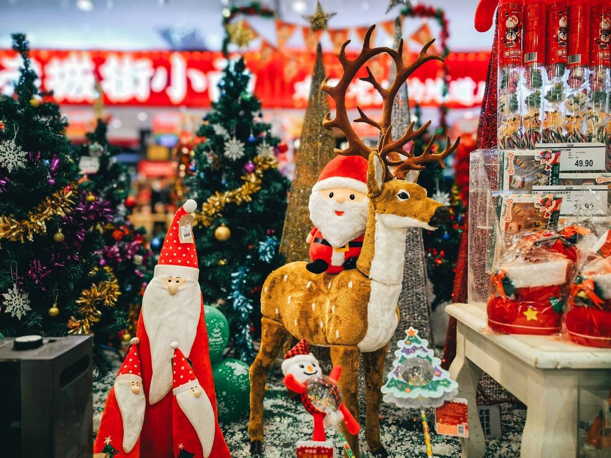 Bar chart showing 28% avg. increase in foot traffic for businesses using timely seasonal signage vs. static displays