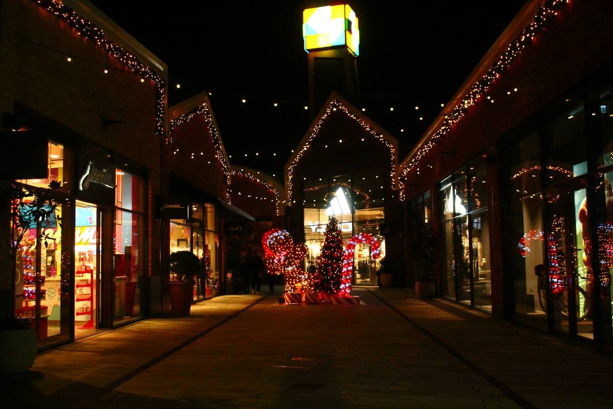 Commercial Lighting Seasonal What Is LED? Your Ultimate Guide to Festive, Efficient & Profit-Boosting Displays