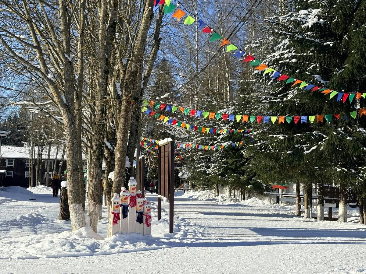 Infographic showing 72% of shoppers prefer stores with seasonal decor, 36% longer dwell time, and 22% higher repeat visits