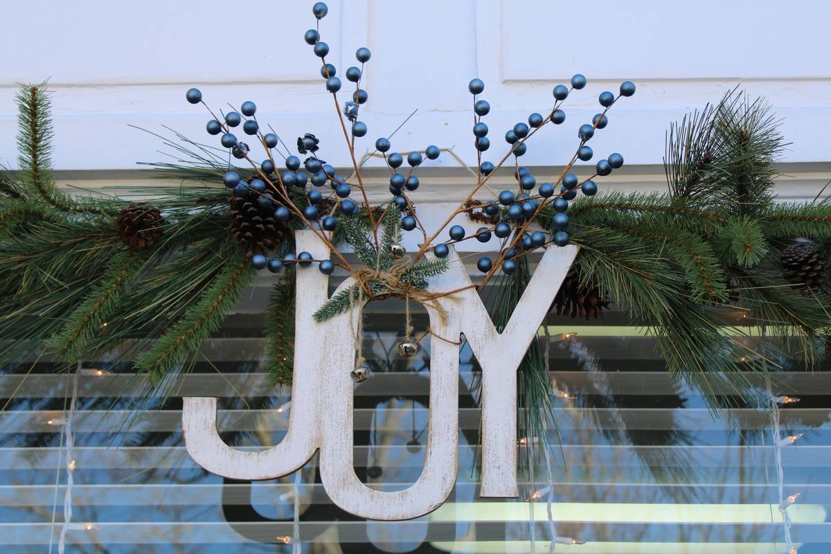 Why Your Business Needs a “Business Signage Seasonal Sign to Stick” Strategy (And How to Nail It)